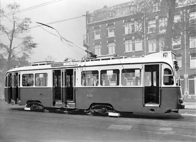 856778 Afbeelding van een electrische tram (motorwagen nr. 491) van het Gemeentevervoerbedrijf Amsterdam (G.V.B.), ...